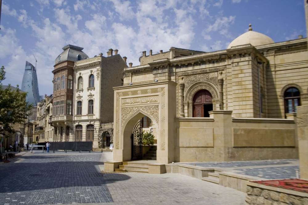 Qobustan və İçəri Şəhəri kəşf et