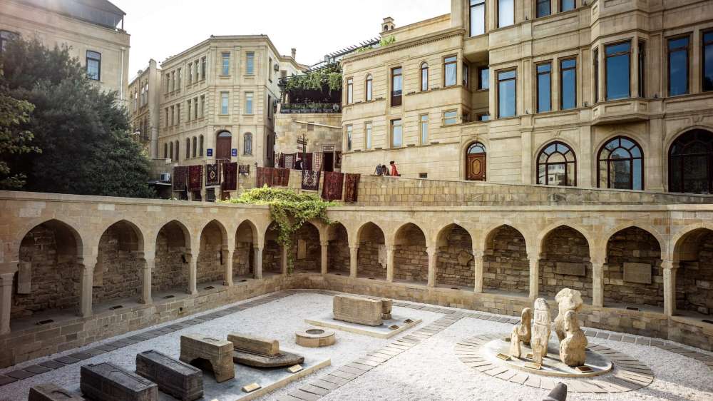 Qobustan və İçəri Şəhəri kəşf et