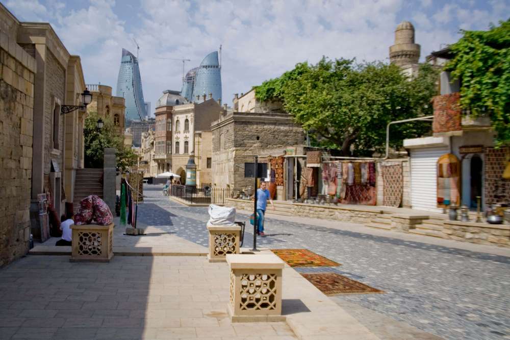 Qobustan və İçəri Şəhəri kəşf et