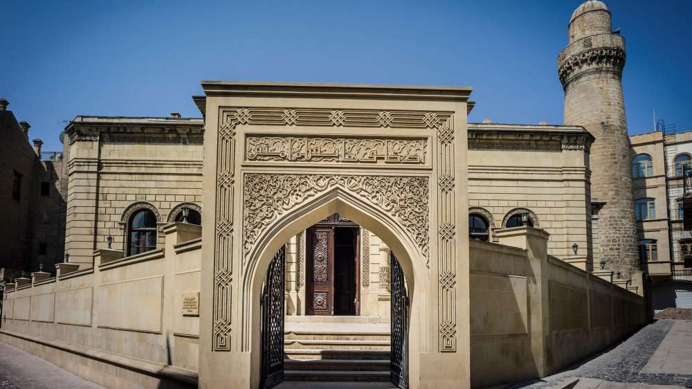 Qobustan və İçəri Şəhəri kəşf et