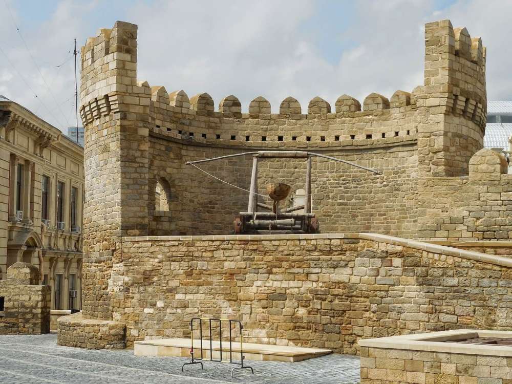 Qobustan və İçəri Şəhəri kəşf et