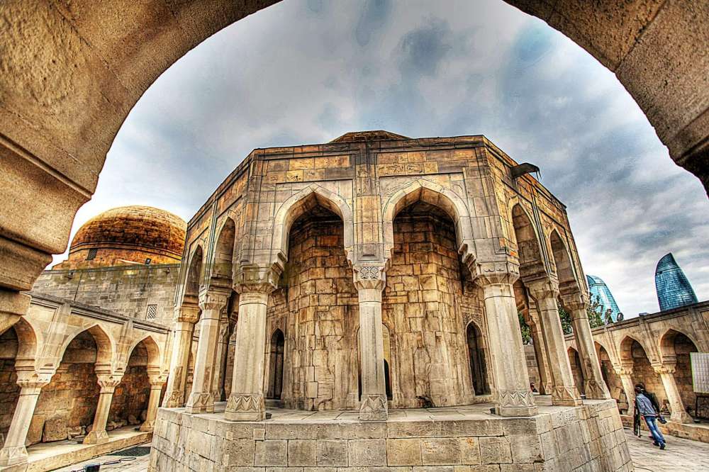 Qobustan və İçəri Şəhəri kəşf et