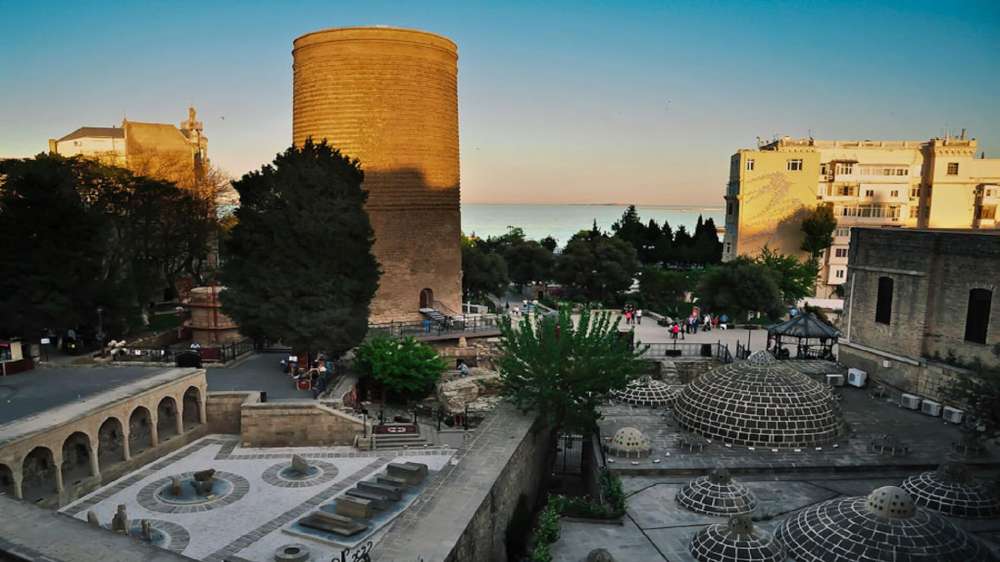 Qobustan və İçəri Şəhəri kəşf et